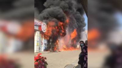 В Шахтах горит городской рынок
