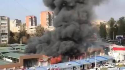 Видео от очевидцев: В Шахтах Ростовской области загорелся рынок