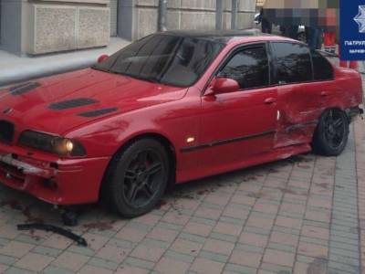 В Харькове столкнулись BMW и Daewoo: пассажир госпитализировали