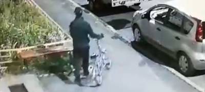 В городе бумажников Карелии разыскивают мужчину, подозреваемого в краже велосипеда (ВИДЕО)