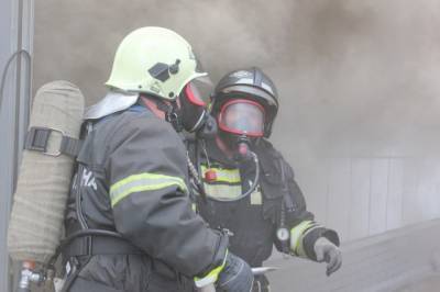 Троих кузбассовцев спасли при пожаре в многоквартирном доме