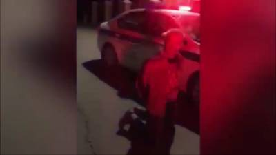 Пьяный мужчина напал на полицейских, а потом обвинил их в жестоком избиении. Видео