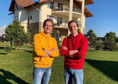 Forbes: 23-летние близнецы из Екатеринбурга заработали ₽2,56 млн на роликах в TikTok