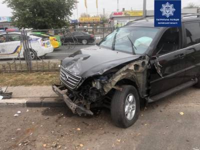 В Харькове Lexus после столкновения с ВАЗ свалил забор