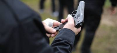Молодые люди с пистолетом ограбили сетевой магазин на севере Карелии
