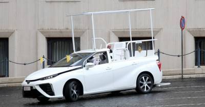 Папа Римский пересел на водородный автомобиль