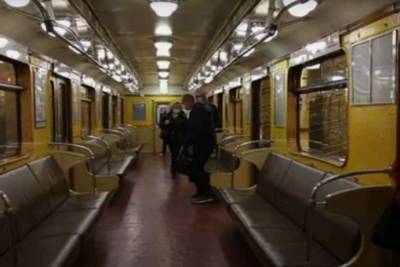 В петербургском метро попрощались с советским ликрустовым вагоном