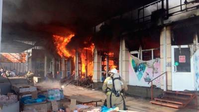 Видео: крупный рынок сгорел в Ростовской области