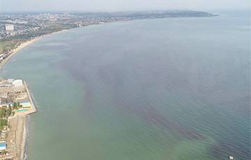 Море в украинской Одессе стало красным
