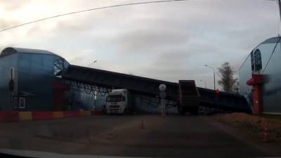 Появилось полное видео столкновения грузовика с мостом в Любани