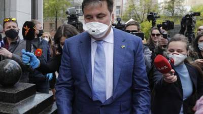 Нанес несколько ударов по голове: в Греции неизвестный напал на Саакашвили