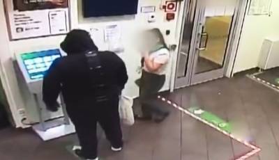 На востоке Москвы мужчина угрожал банку при помощи талончика