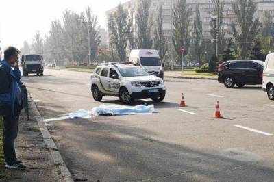 В Киеве женщина перебегала дорогу в неположенном месте и попала под колеса джипа