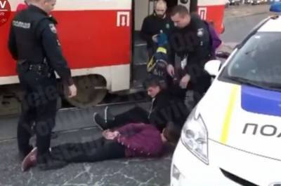 В Киеве подростки-дебоширы завязали в трамвае драку и повредили вагон (видео)
