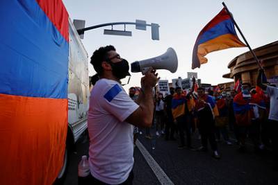 Тысячи армян вышли на митинги в нескольких городах США