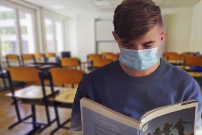 Уровень заболеваемости COVID-19 в школах Псковской области растет
