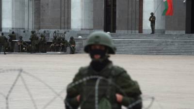 Не вернуться в хаос 90-х: МВД Белоруссии пригрозило протестующим боевым оружием