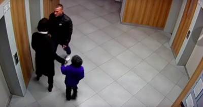 Полиция Красноярска заинтересовалась видео с потасовкой в лифте