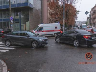 В Днепре мужчина на электросамокате врезался в легковушку Toyota и упал на капот Peugeot