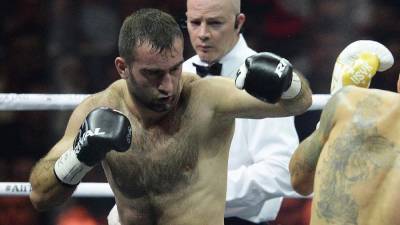 Российский боксер поддержал Гассиева перед боем с Джонсоном