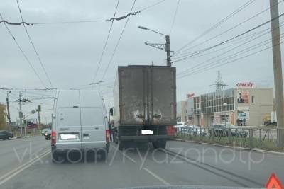 В Рязани грузовик врезался в «БМВ» и маршрутку на Московском шоссе