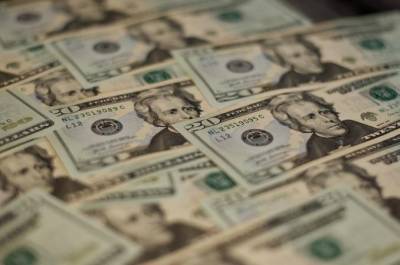 Закрытие межбанка: доллар вырос на 6 копеек