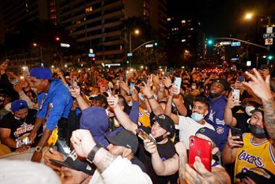 Полиция задержала десятки праздновавших чемпионство фанатов «Лос-Анджелес Лэйкерс»