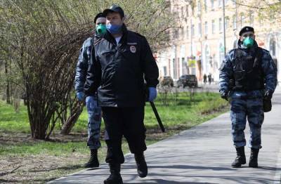 Российский полицейский придавил ногой горло девочки, укравшей носки