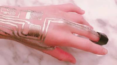 Измеряет температуру тела и уровень кислорода в крови: в США изобрели датчик, который можно печатать на коже