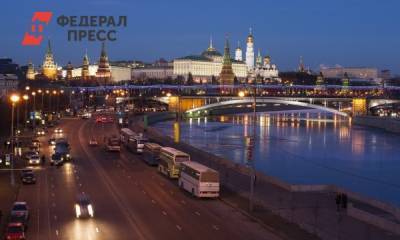 Неизвестная зеленая жидкость вытекает в Москву-реку