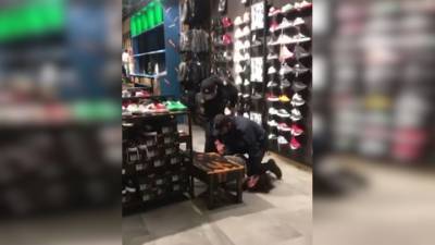 Иркутский полицейский сел на голову драчливой школьнице, пытавшейся обворовать магазин. Видео
