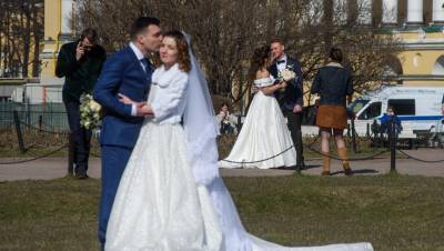 Калининградские власти начали возврат ограничений со свадеб и спорта