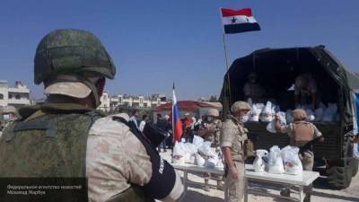 Военные РФ привезли беженцам из Идлиба продукты и вещи первой необходимости