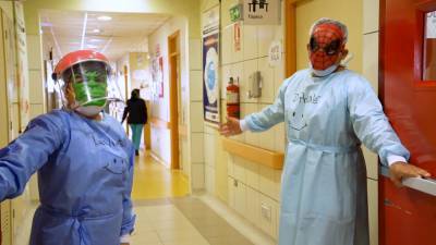 Врачи-супергерои спасают перуанских детей от коронавируса.