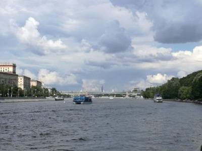 Неизвестная ярко-зеленая жидкость вылилась в Москву-реку