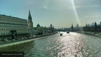 Таинственная жижа выливается в Москву-реку