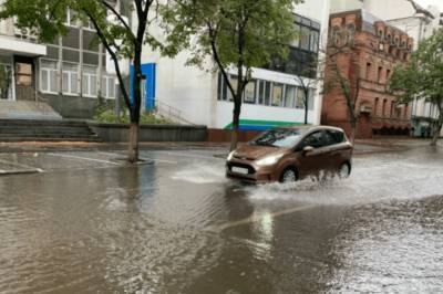 В Днепре сильный ливень за 15 минут затопил центр города