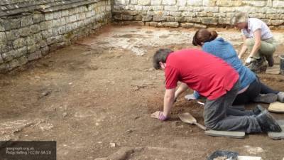 Археологи нашли человеческие кости и драгоценности в древнем кургане