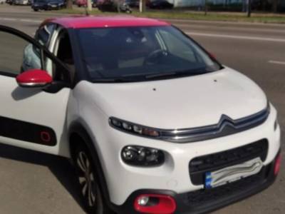 На светофоре в Николаеве столкнулись 2 авто: Renault догнал Citroen
