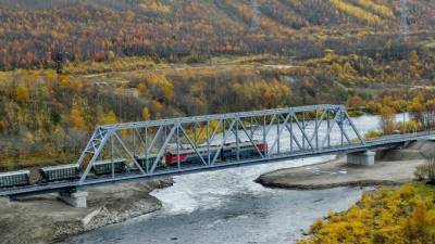 Двухэтажный поезд открыл движение по новому мосту в Мурманске