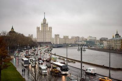 Власти Москвы: необычная зеленая вода в Москва-реке появилась из-за ремонта в доме