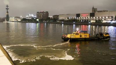 Столичные власти допустили попадание красителя в Москву-реку