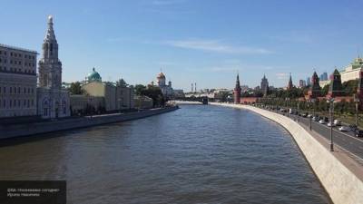 Прокуратура проверит обстоятельства появления зеленой жижи в Москве-реке