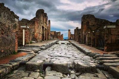 Туристка вернула в Помпеи украденные 15 лет назад артефакты, потому что они "прокляты"
