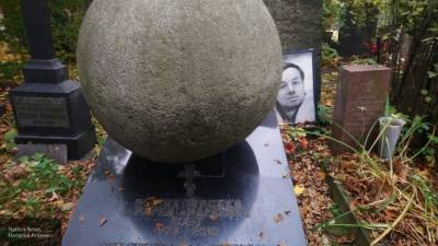 Вандалы осквернили могилу поэта Андрея Вознесенского в Москве