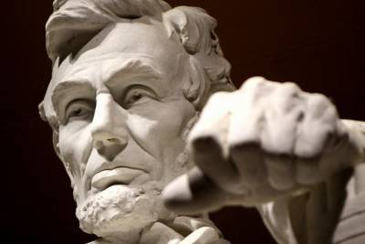 В Портленде протестующие снесли статуи Рузвельта и Линкольна