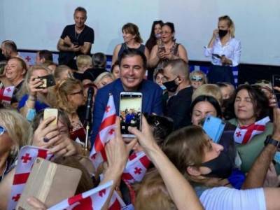 Саакашвили поблагодарил греческих полицейских за то, что не дали его избить