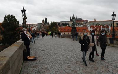 В Чехии закроют бары и рестораны из-за роста заражений COVID-19