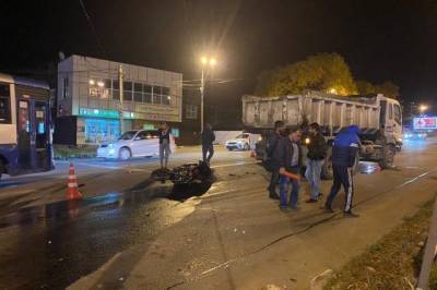 Хабаровский мотоциклист врезался в попавший в ДТП КАМАЗ
