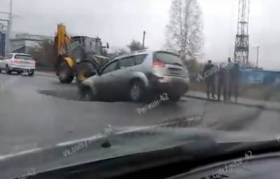 В Кемерове на Октябрьском автомобиль провалился в яму
